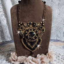 Collier Cléopatra brodé avec un onyx noir, perles et rocailles 